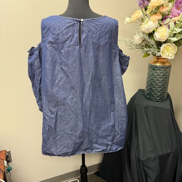 EST. 1946 Chambray Cold Shoulder Top 26/28W Denim Blue Ruffle Sleeve Blouse - Picture 3 of 8